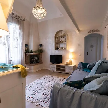 Casa Indipendente Con Giardino A